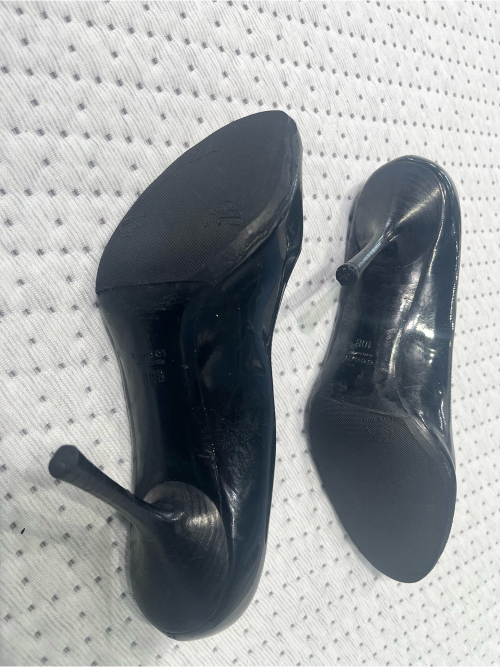 Gucci Black Patent Leather Round-Toe Pumps - Picture 3 of 5